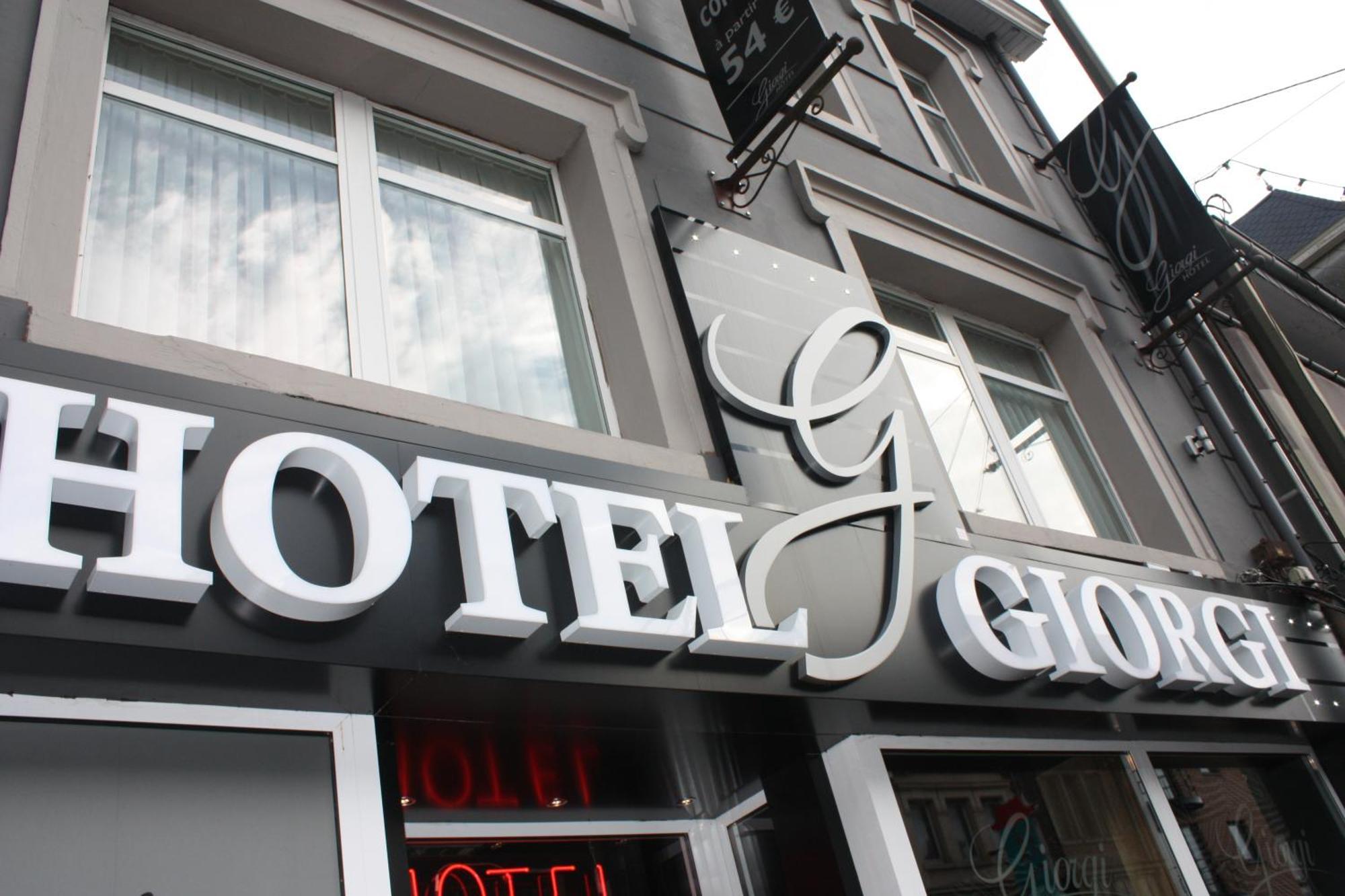 Hotel Giorgi Et Logements Insolites-Jacuzzi Prive Bastogne Ngoại thất bức ảnh