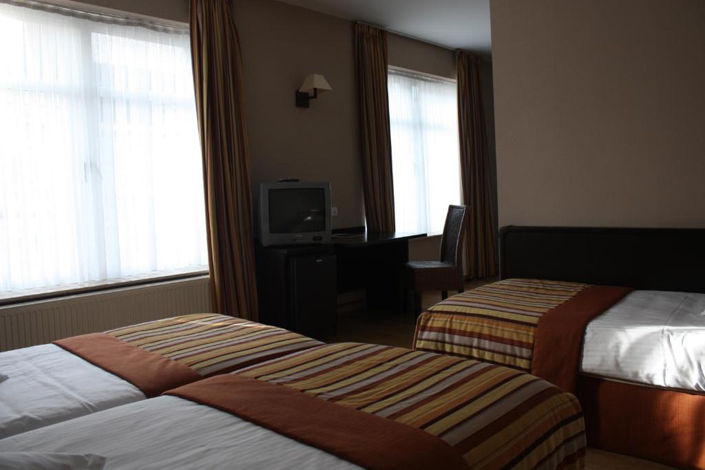 Hotel Giorgi Et Logements Insolites-Jacuzzi Prive Bastogne Phòng bức ảnh